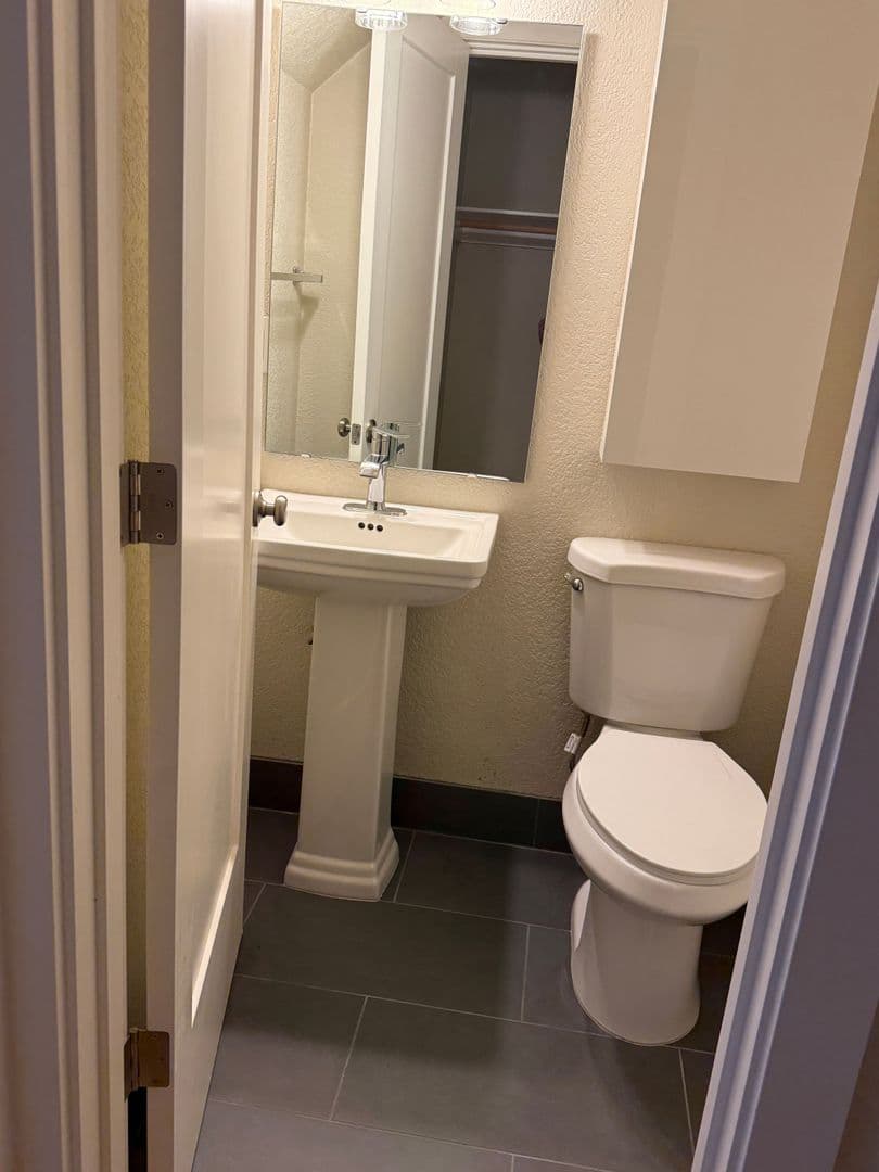 Portland Apartment: 10317 NE Hoyt St