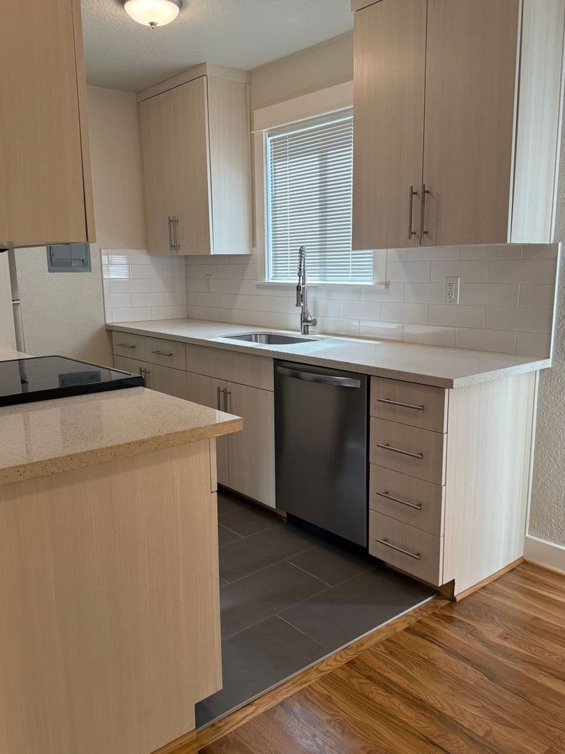 Portland Apartment: 10317 NE Hoyt St