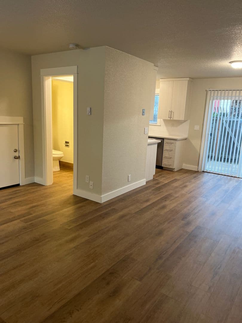 Portland Apartment: 10317 NE Hoyt St