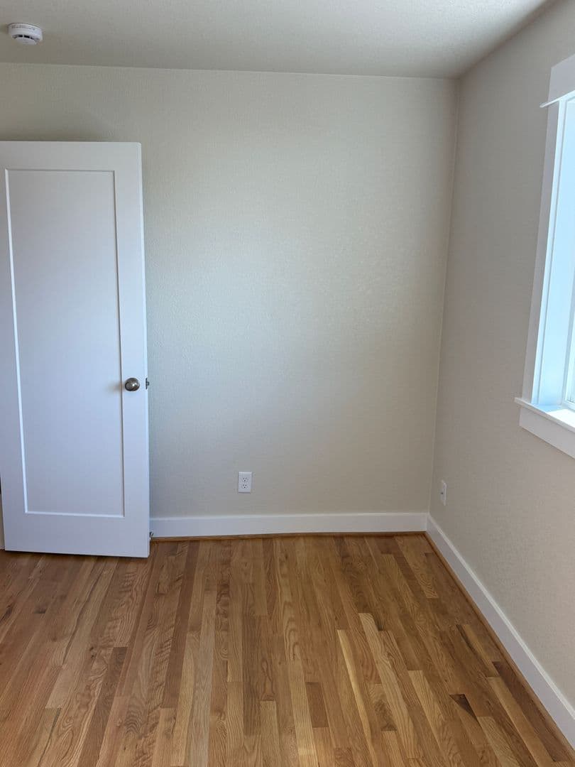 Portland Apartment: 10317 NE Hoyt St