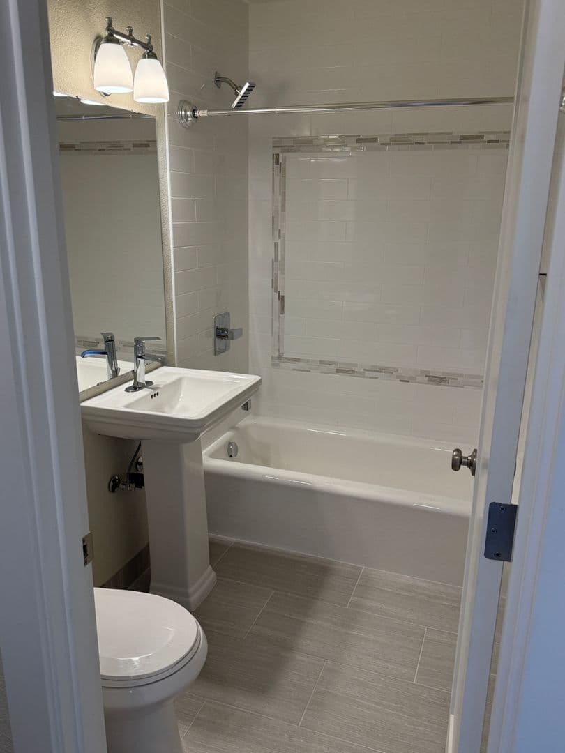 Portland Apartment: 10317 NE Hoyt St