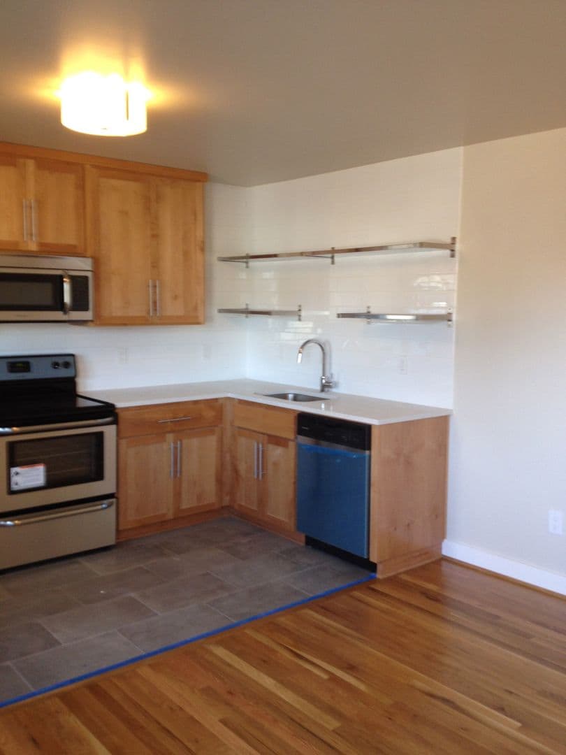 Portland Apartment: 6110 SE 52nd. Ave