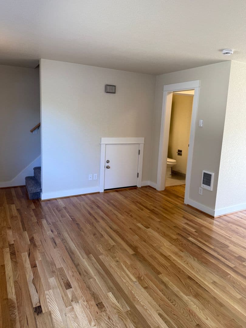 Portland Apartment: 10317 NE Hoyt St