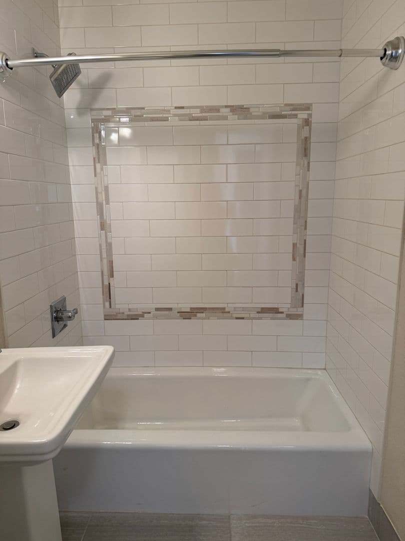 Portland Apartment: 10317 NE Hoyt St