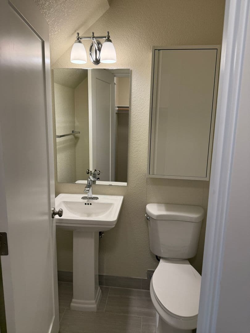 Portland Apartment: 10317 NE Hoyt St