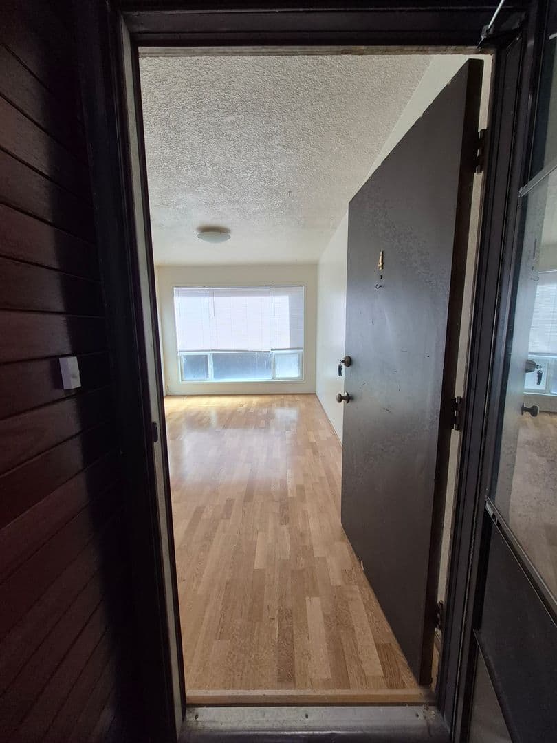 Portland Apartment: 1940 SE 12th Ave.