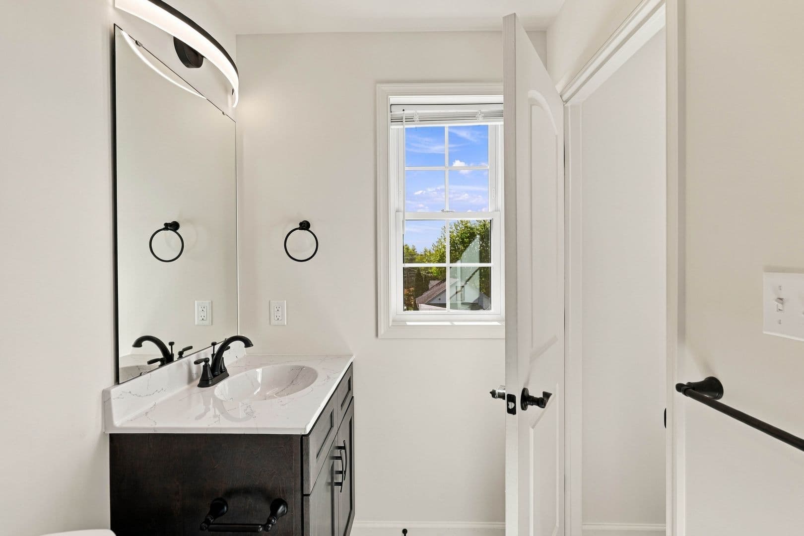 Columbia Apartment: 750 S 9th St