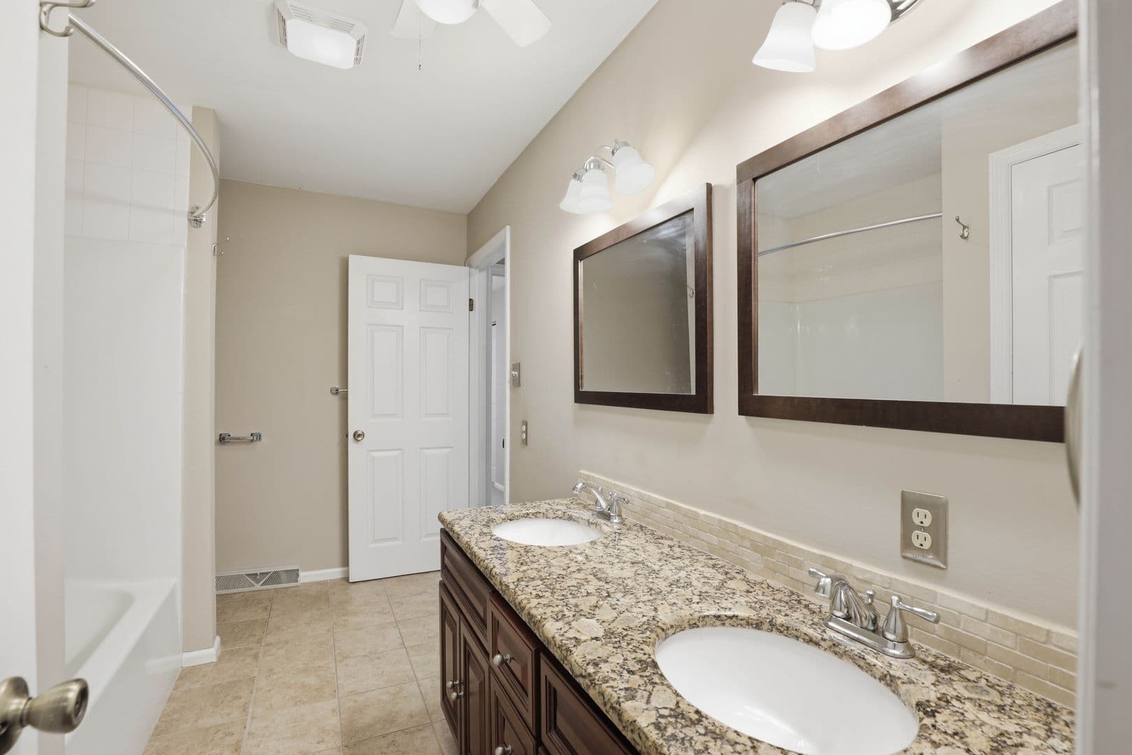 Lancaster House: 106 Spring Ridge Ct
