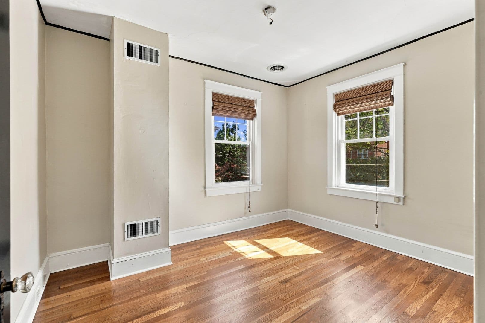 Lancaster House: 846 Pleasure Rd