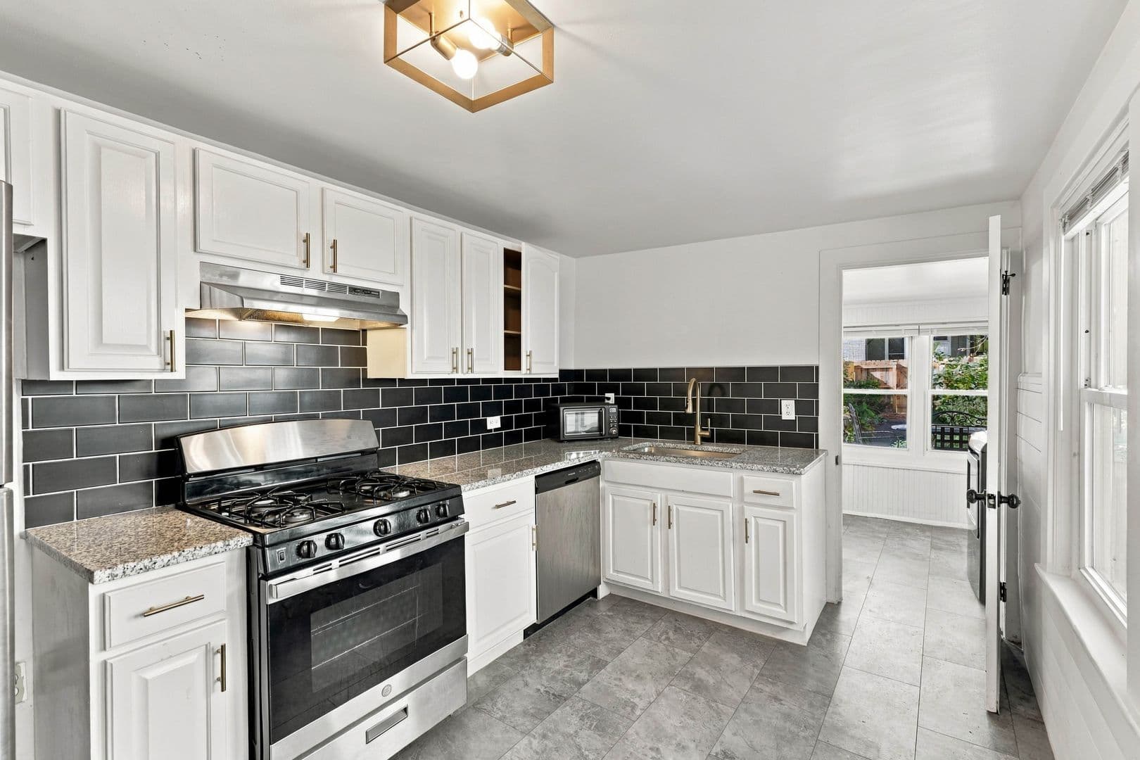 Lancaster House: 304 N Mulberry St