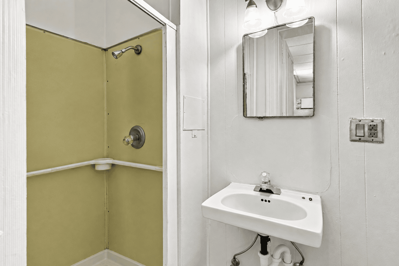 Columbia Apartment: 211-213 Locust St