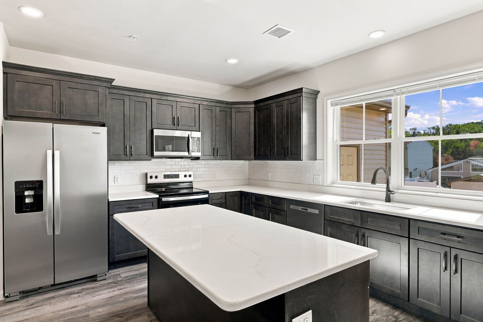 Columbia Apartment: 750 S 9th St