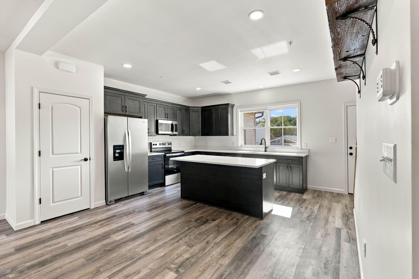 Columbia Apartment: 750 S 9th St