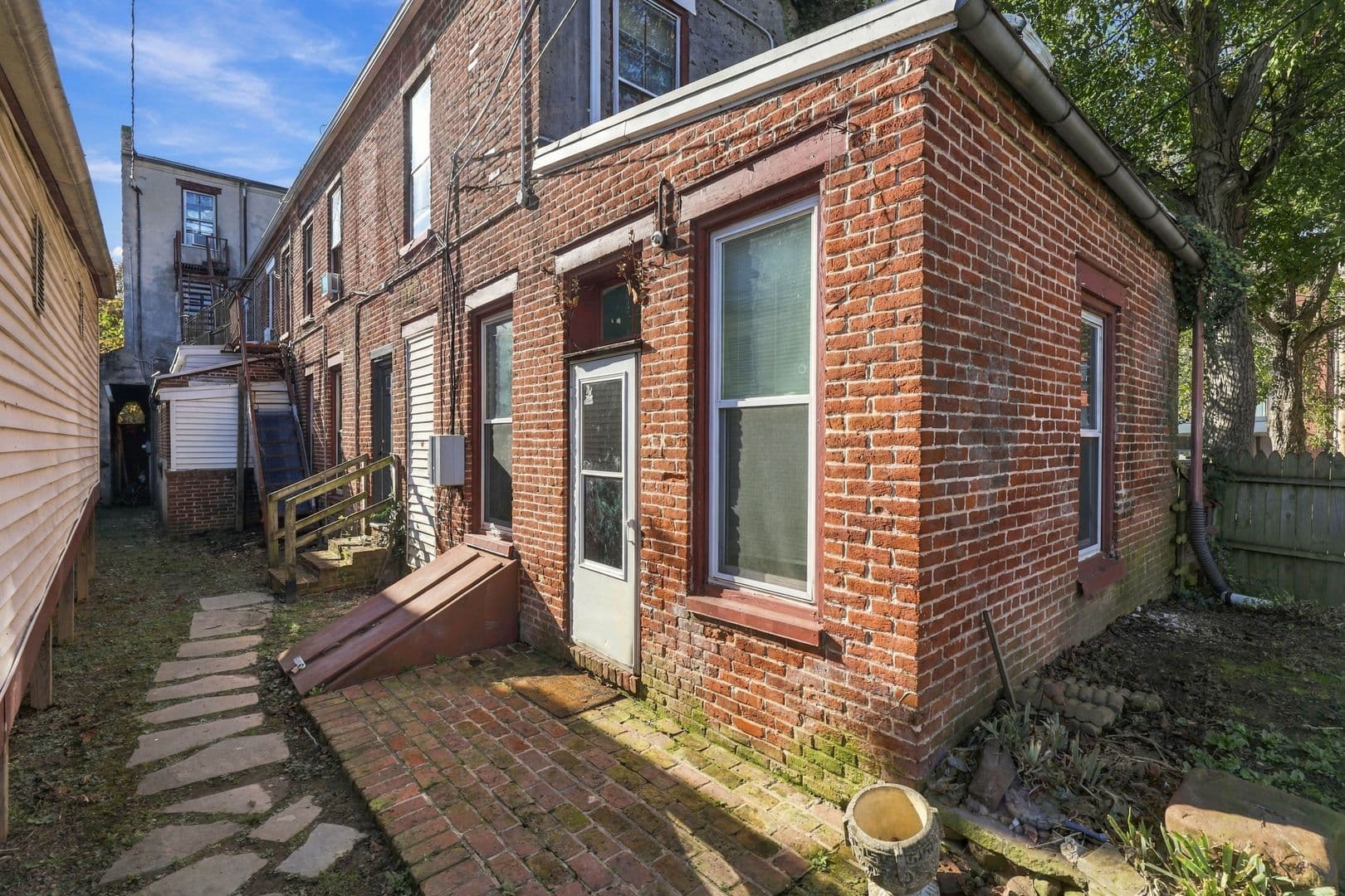Columbia Apartment: 211-213 Locust St