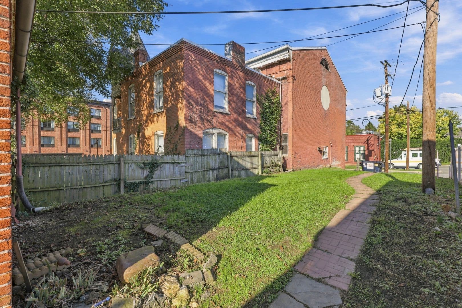 Columbia Apartment: 211-213 Locust St
