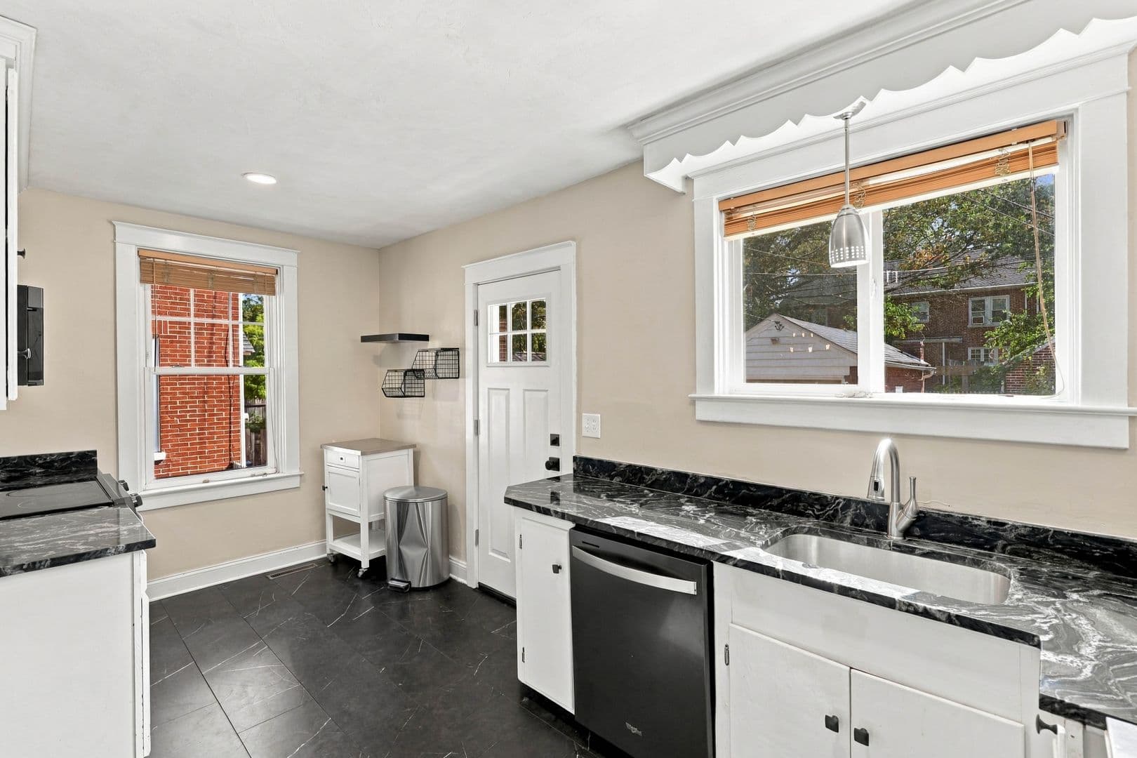 Lancaster House: 846 Pleasure Rd