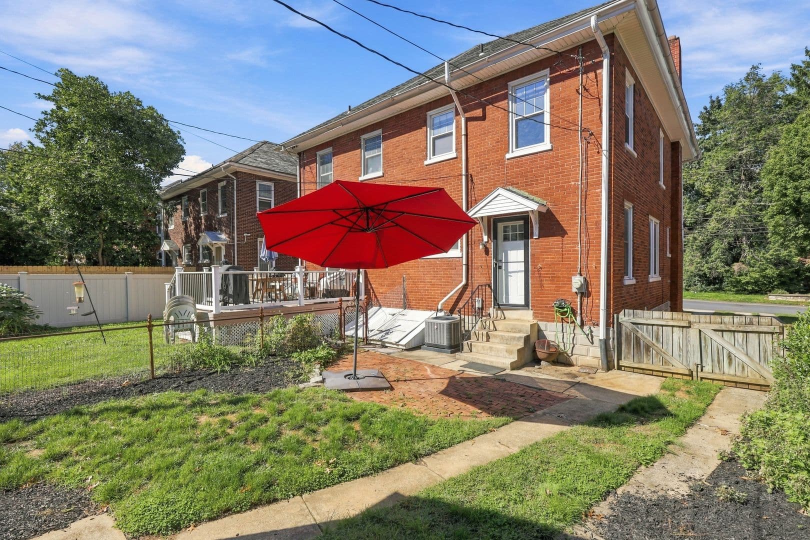 Lancaster House: 846 Pleasure Rd
