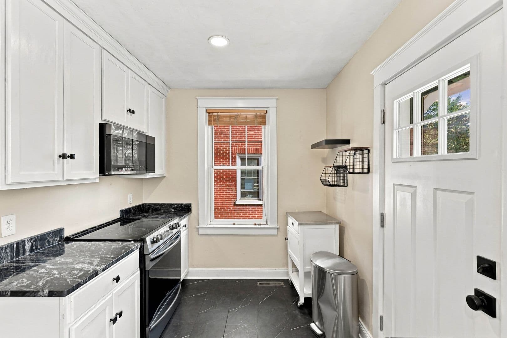 Lancaster House: 846 Pleasure Rd