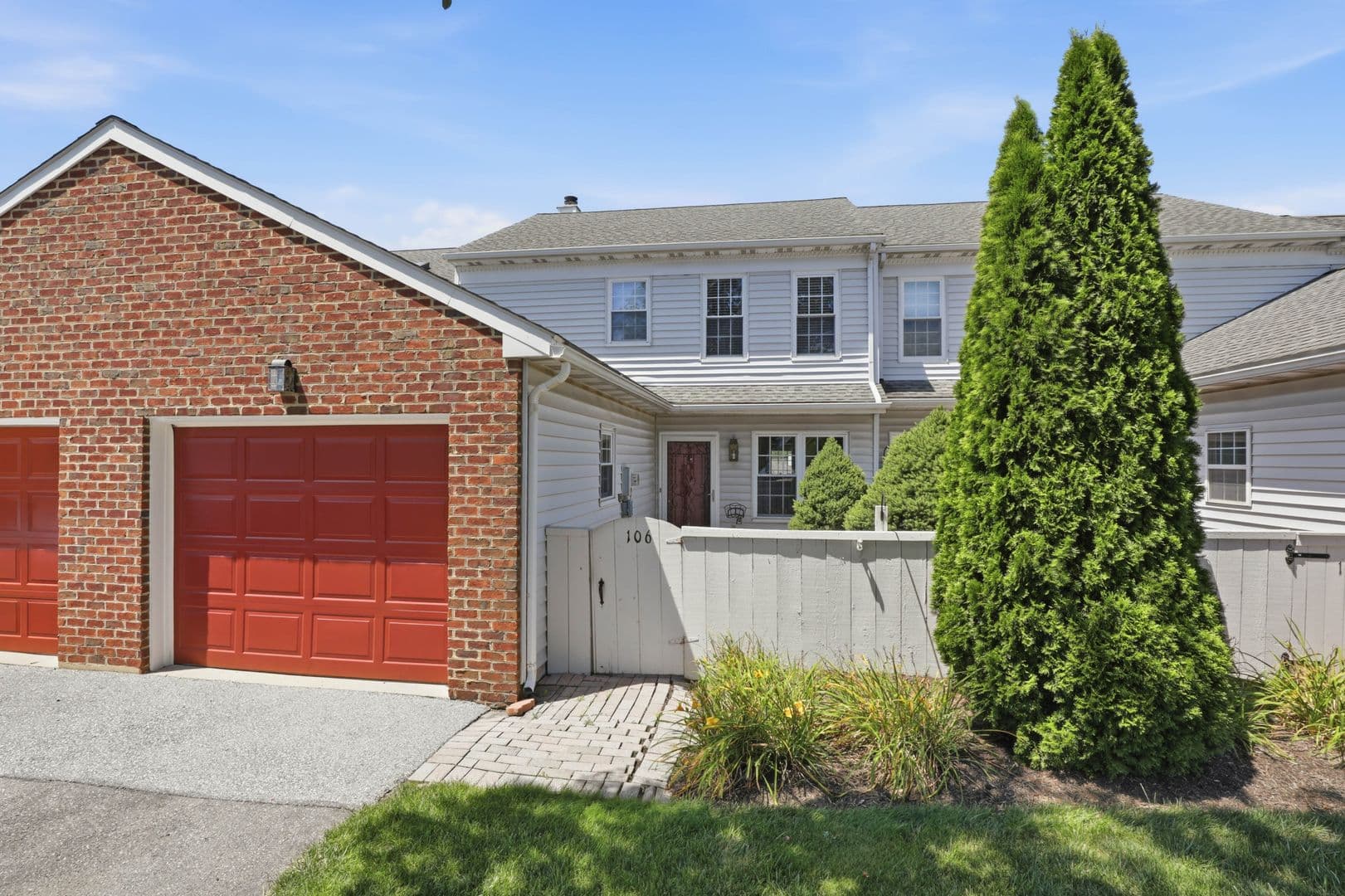 Lancaster House: 106 Spring Ridge Ct
