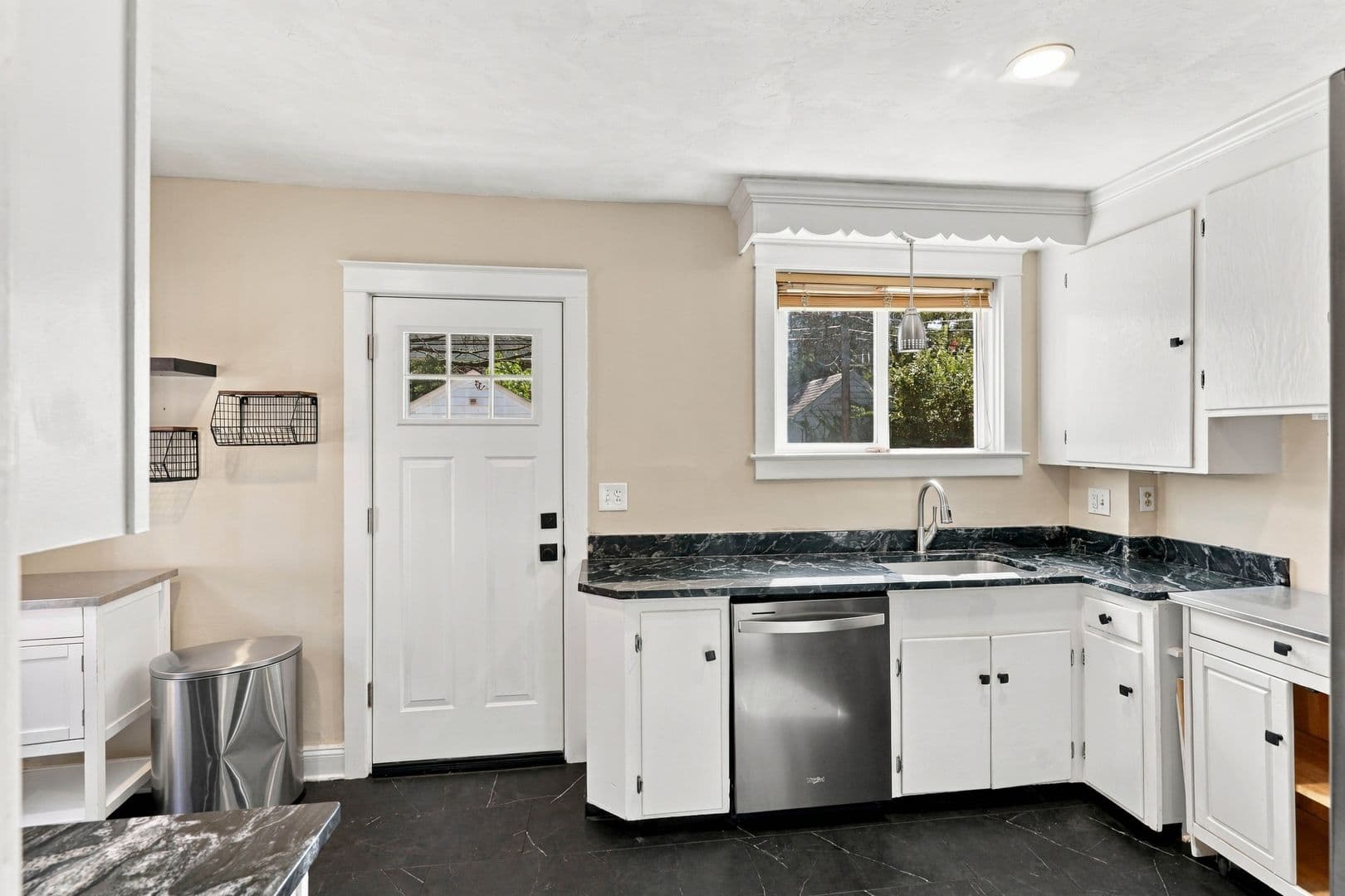 Lancaster House: 846 Pleasure Rd