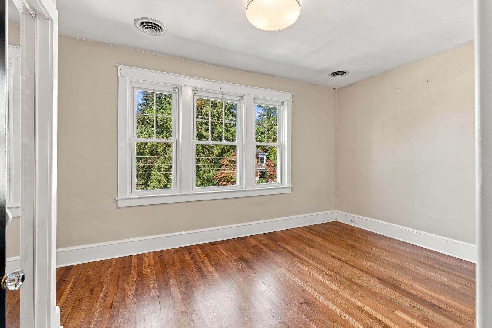 Lancaster House: 846 Pleasure Rd