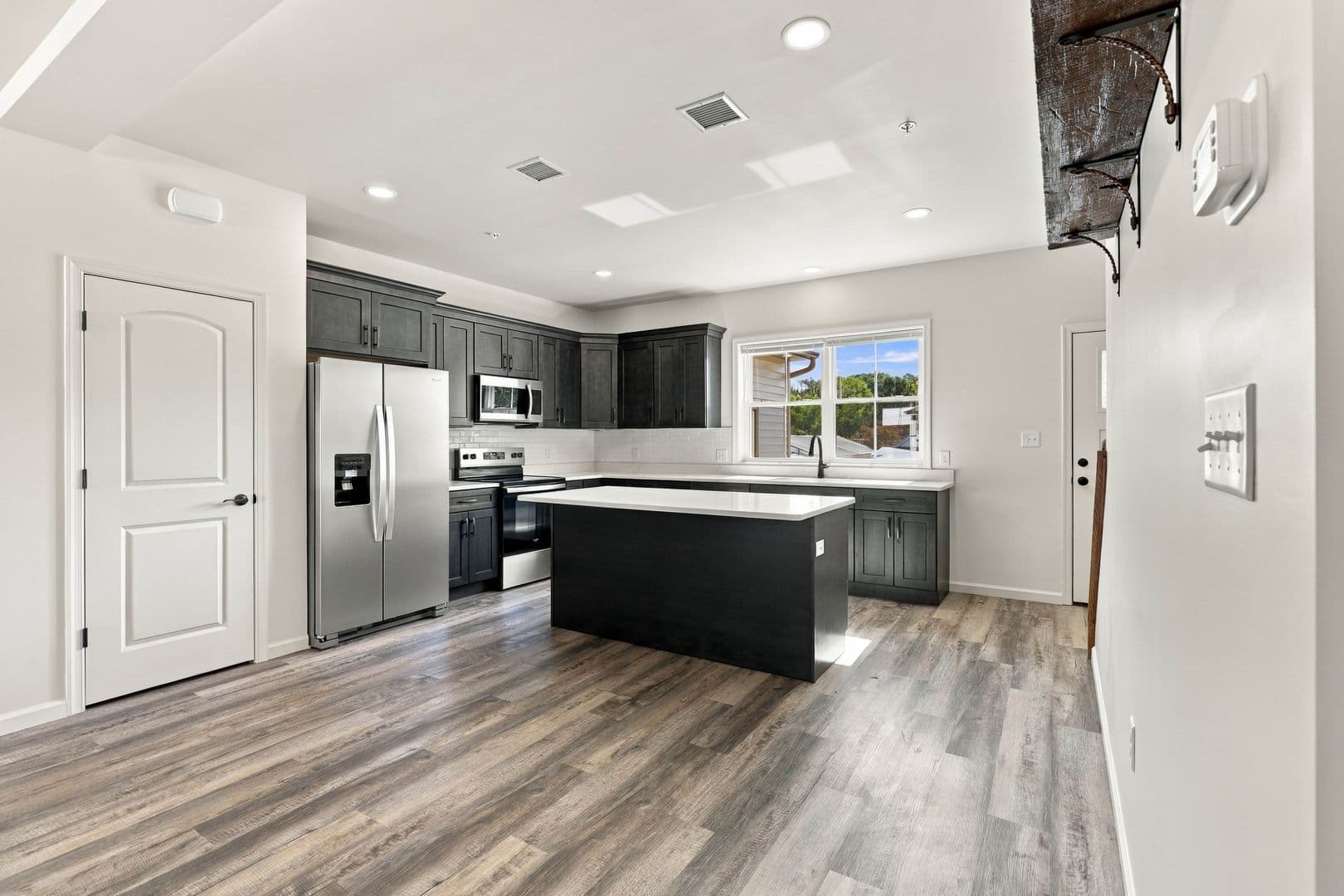 Columbia Apartment: 750 S 9th St