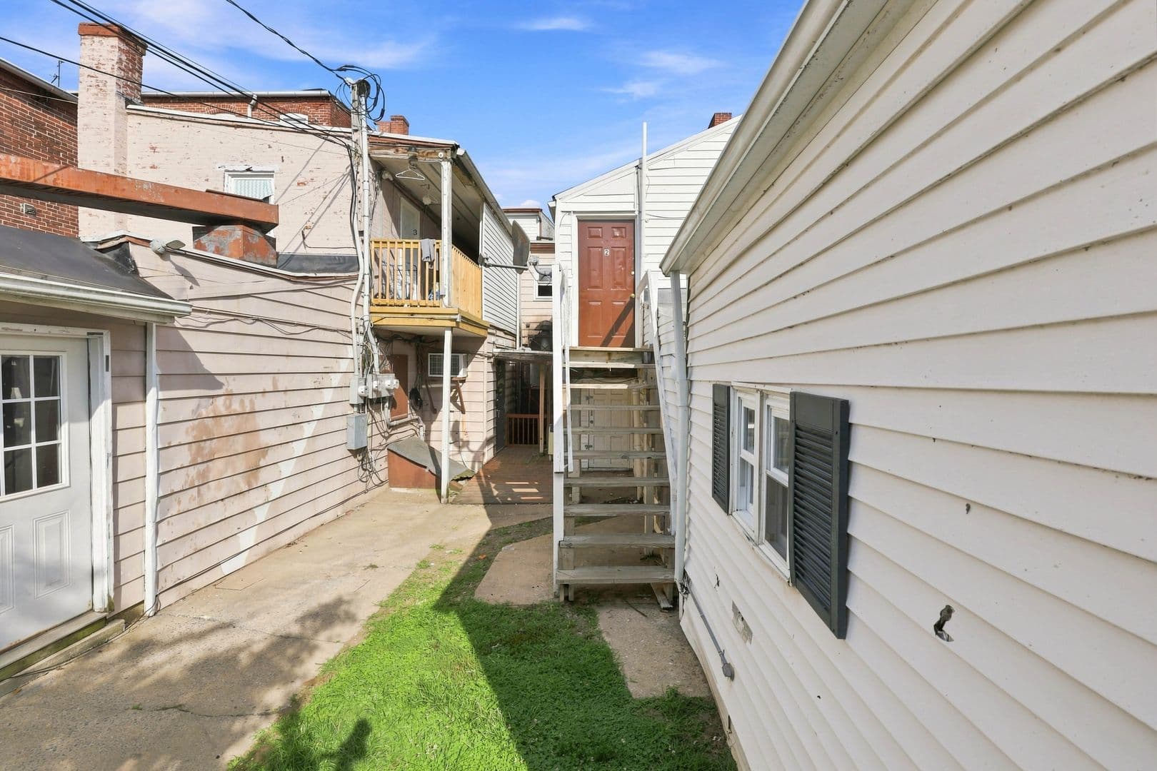 Columbia Apartment: 410 Locust St
