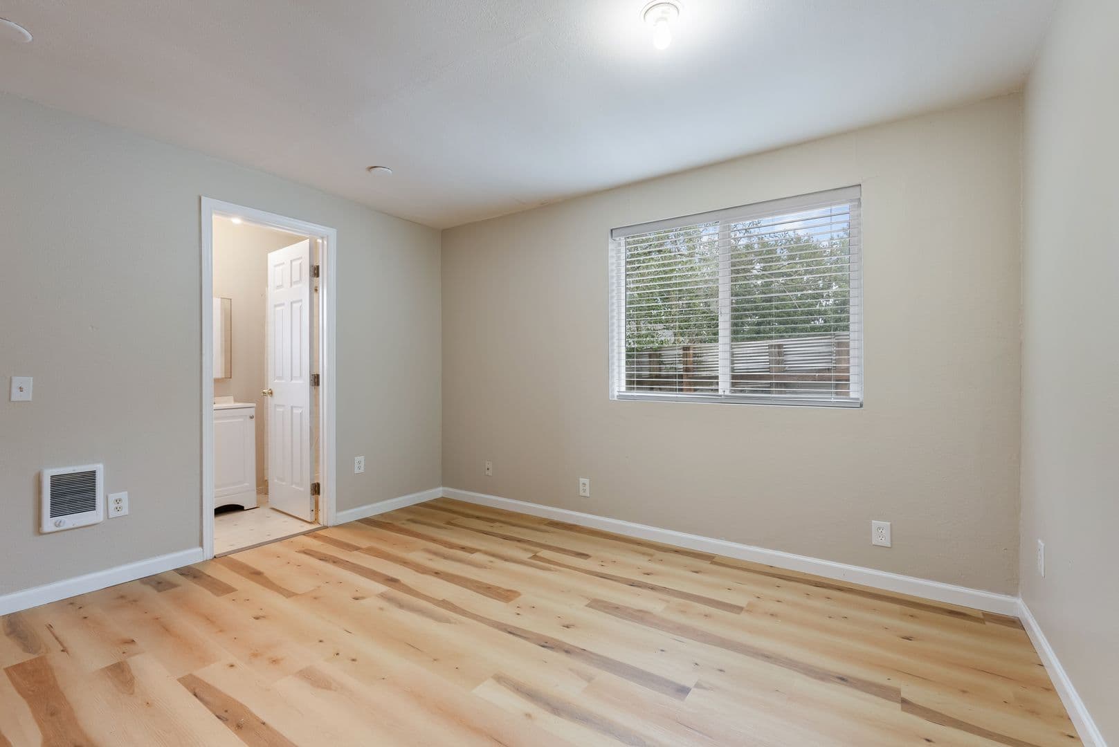 Portland Apartment: 6026-6036 NE Ainsworth St