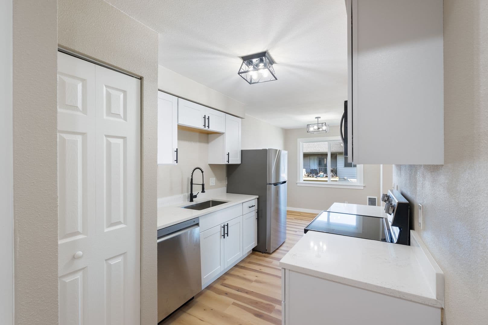 Portland Apartment: 12800 NE Sandy Blvd
