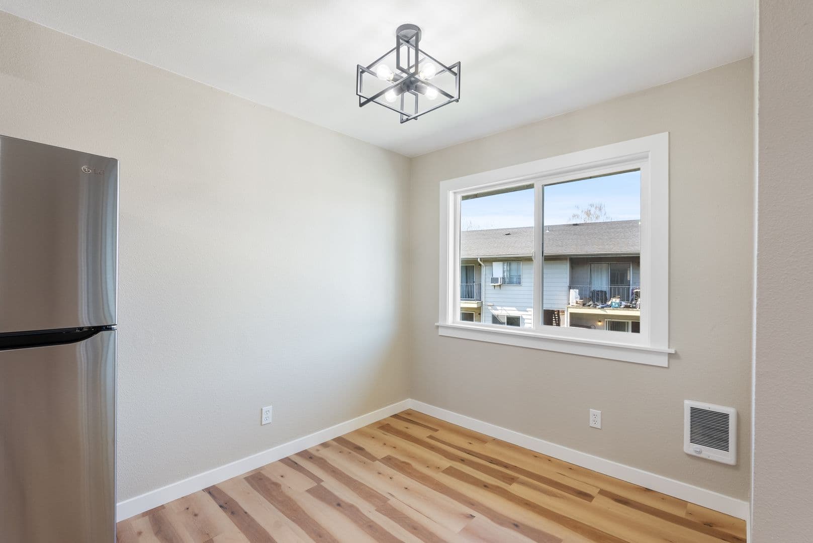 Portland Apartment: 12800 NE Sandy Blvd
