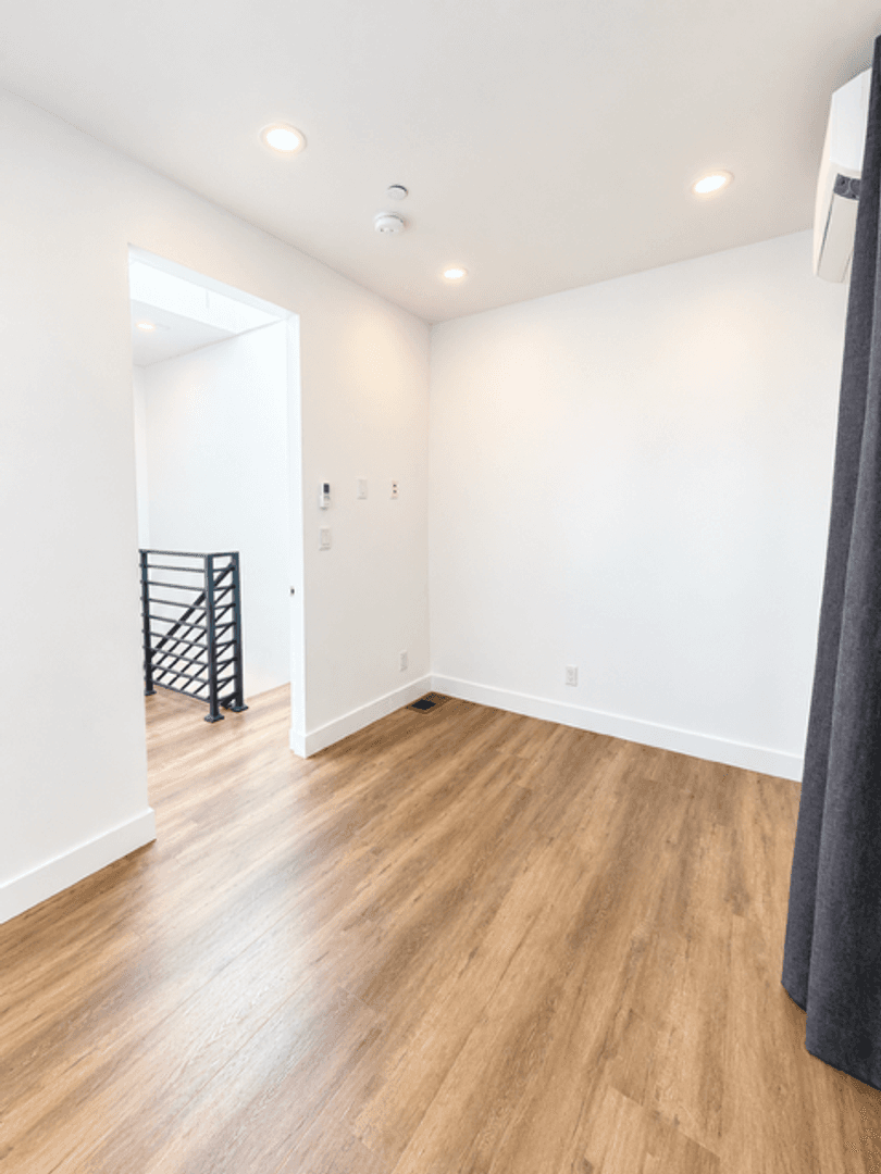 Los Angeles Apartment: 4553 Saturn Street