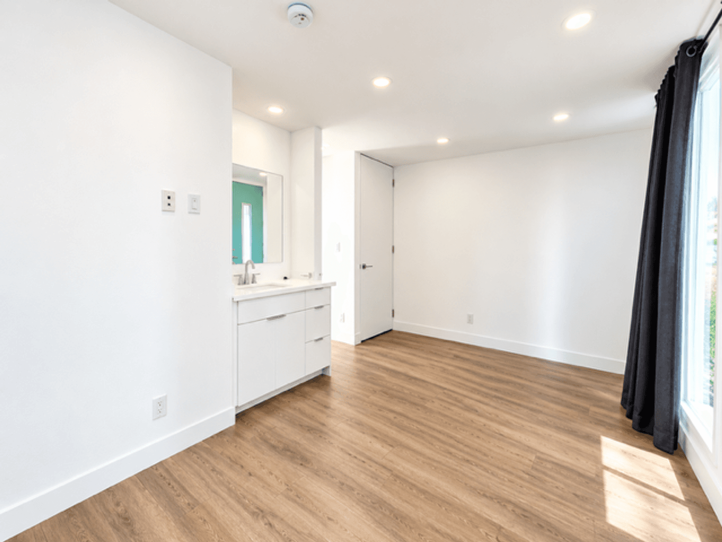 Los Angeles Apartment: 4553 Saturn Street
