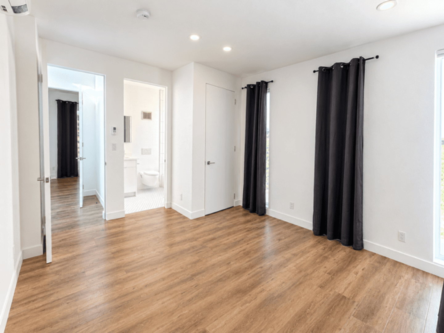 Los Angeles Apartment: 4553 Saturn Street
