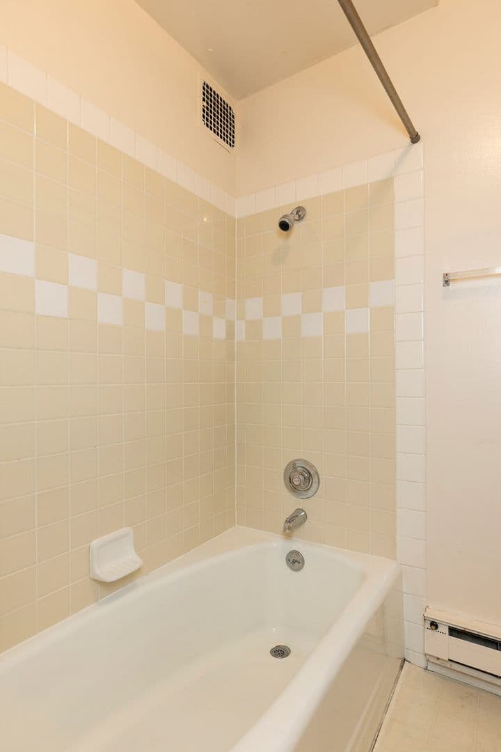 Everett Apartment: 2628 Hoyt Ave