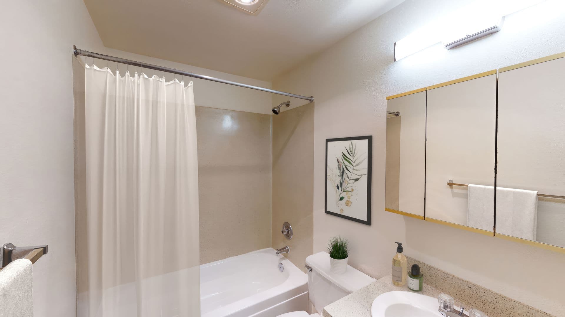 Seattle Apartment: 816 NE 43rd ST