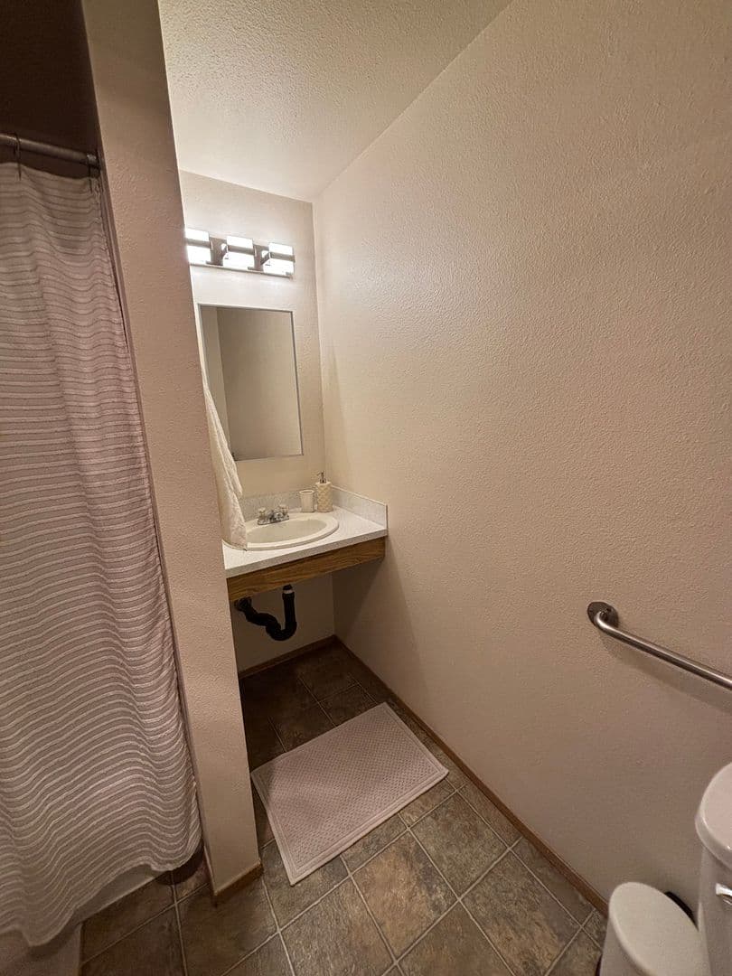 Seattle Apartment: 816 NE 43rd ST