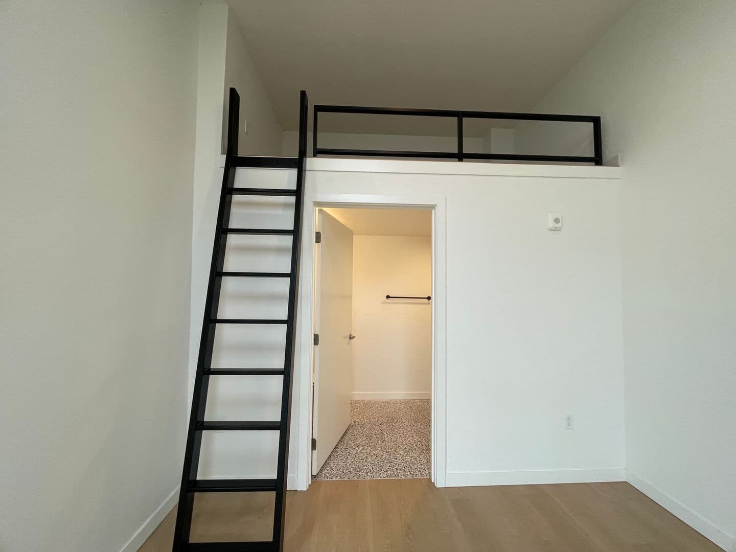 Seattle Apartment: 4239 8th Ave NE