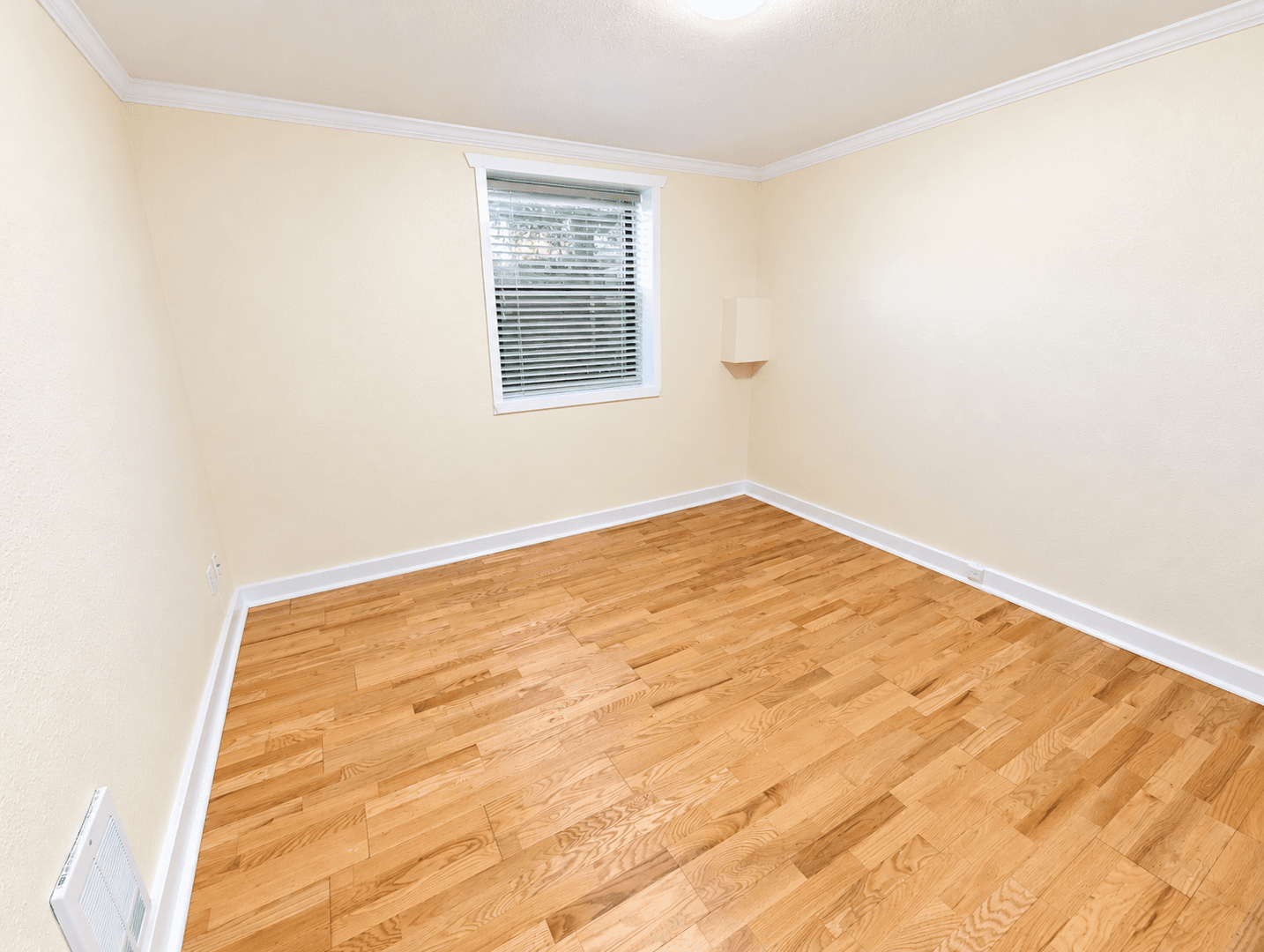 Seattle Apartment: 535 13th Ave E