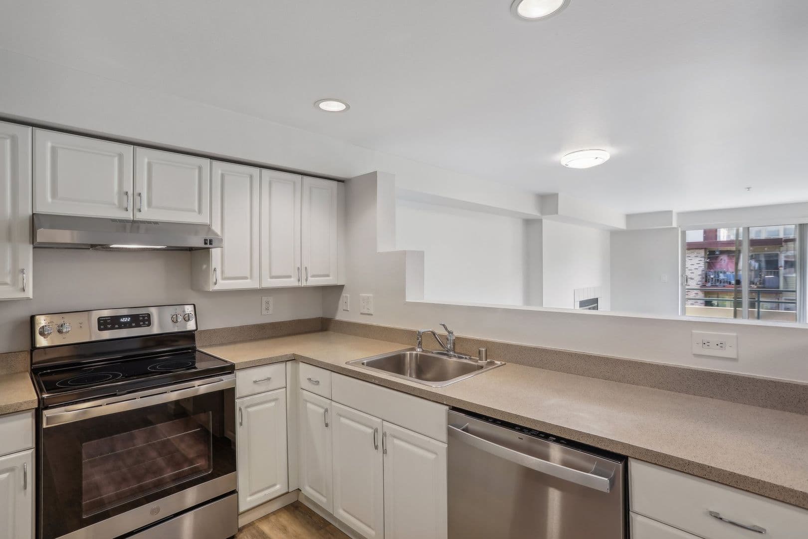 Seattle Apartment: 311 Bellevue Ave E