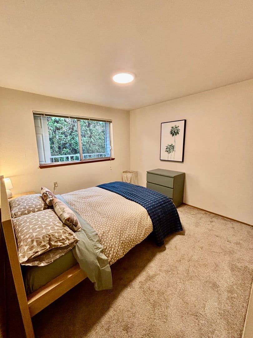 Seattle Apartment: 816 NE 43rd ST