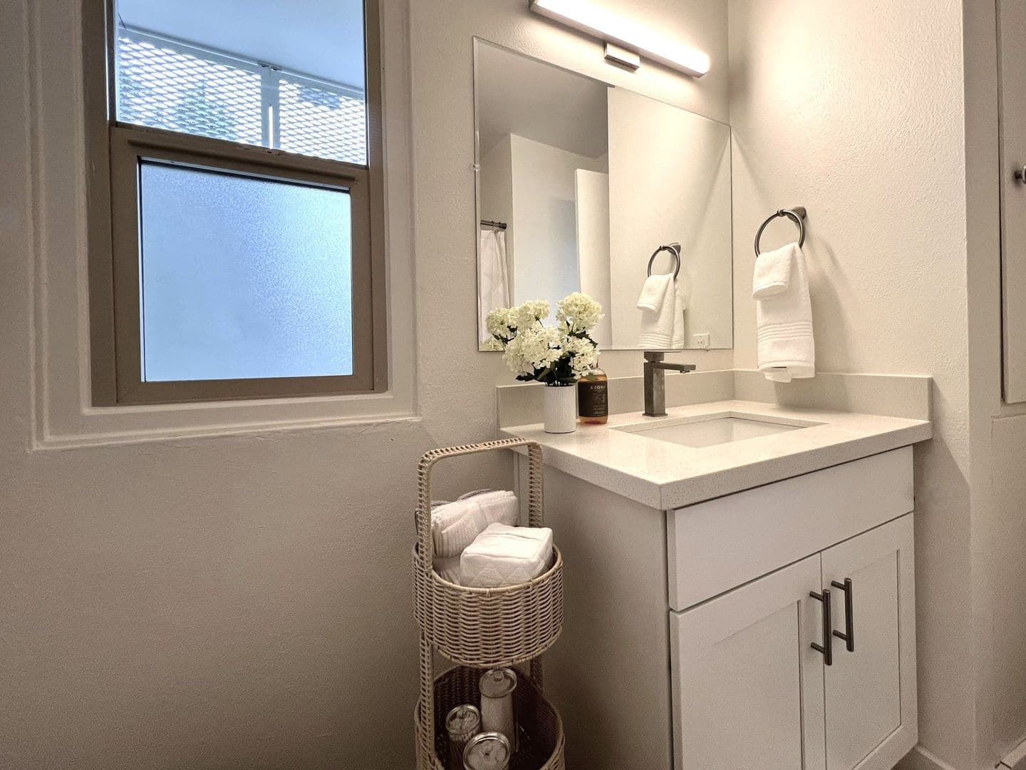 Seattle Apartment: 5201 42nd Ave S
