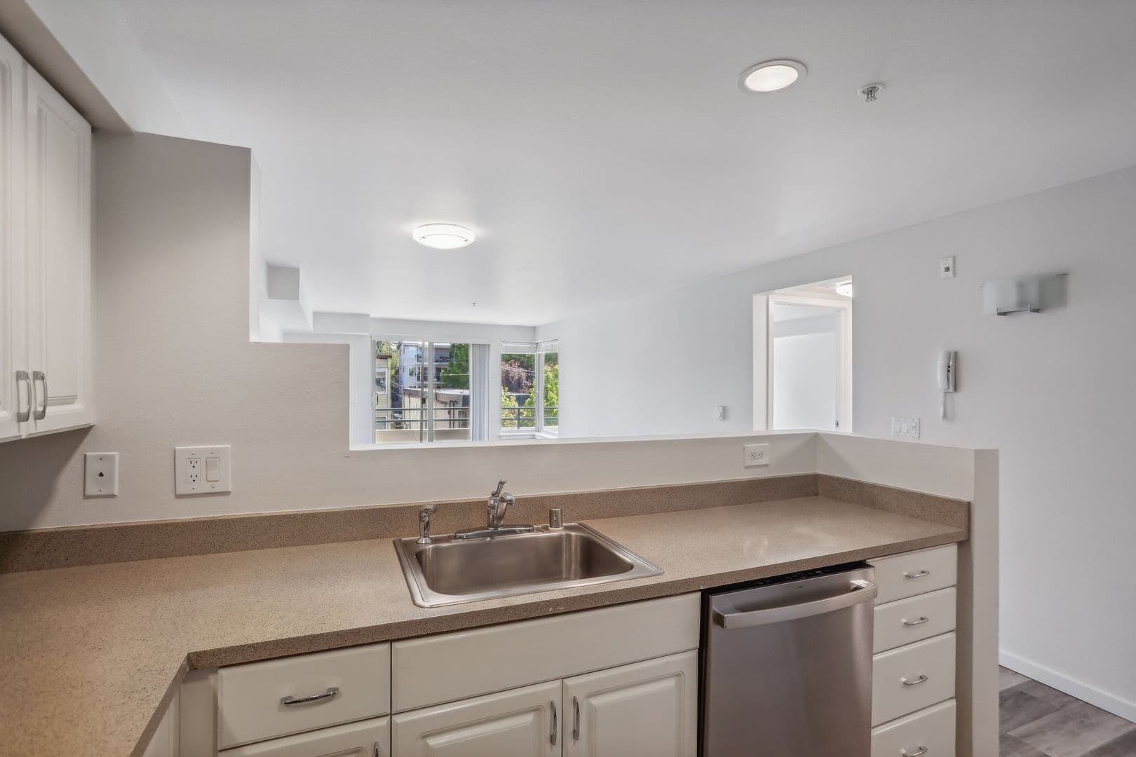 Seattle Apartment: 311 Bellevue Ave E