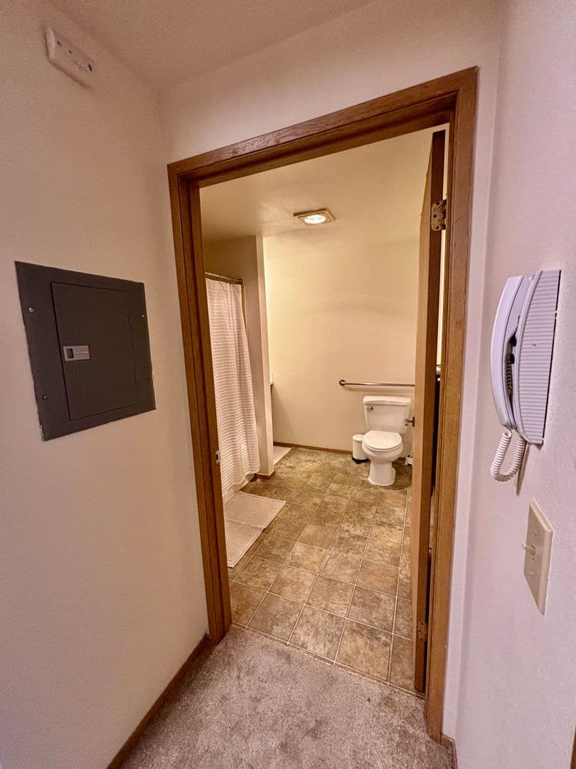 Seattle Apartment: 816 NE 43rd ST