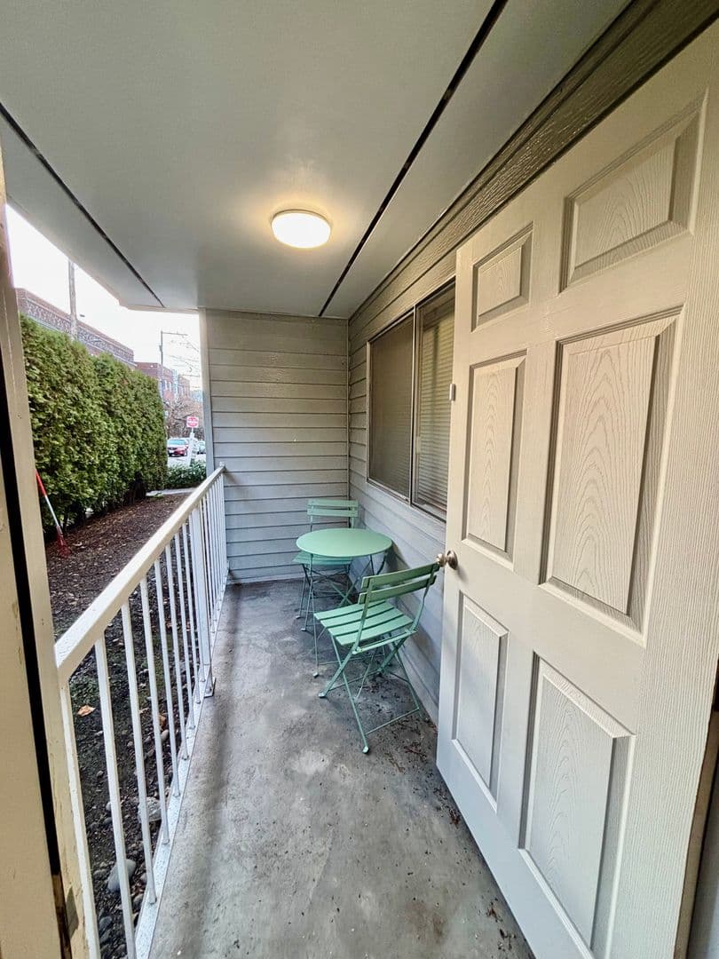Seattle Apartment: 816 NE 43rd ST