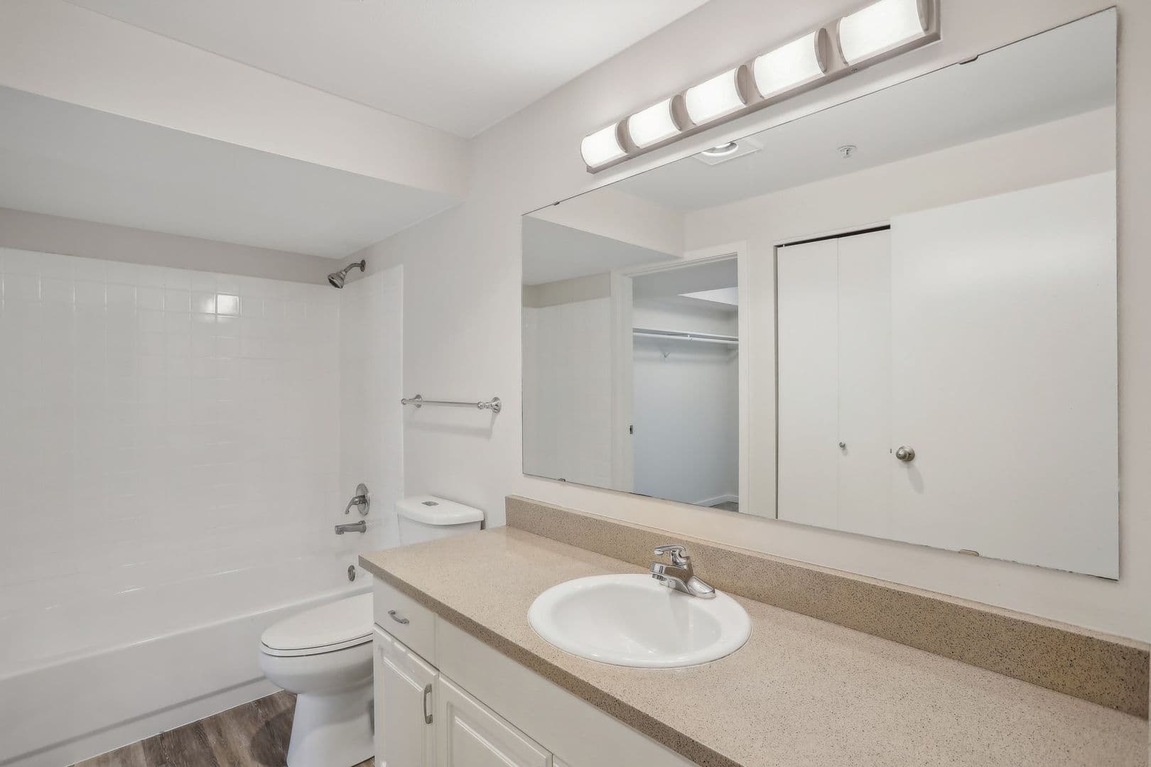 Seattle Apartment: 311 Bellevue Ave E