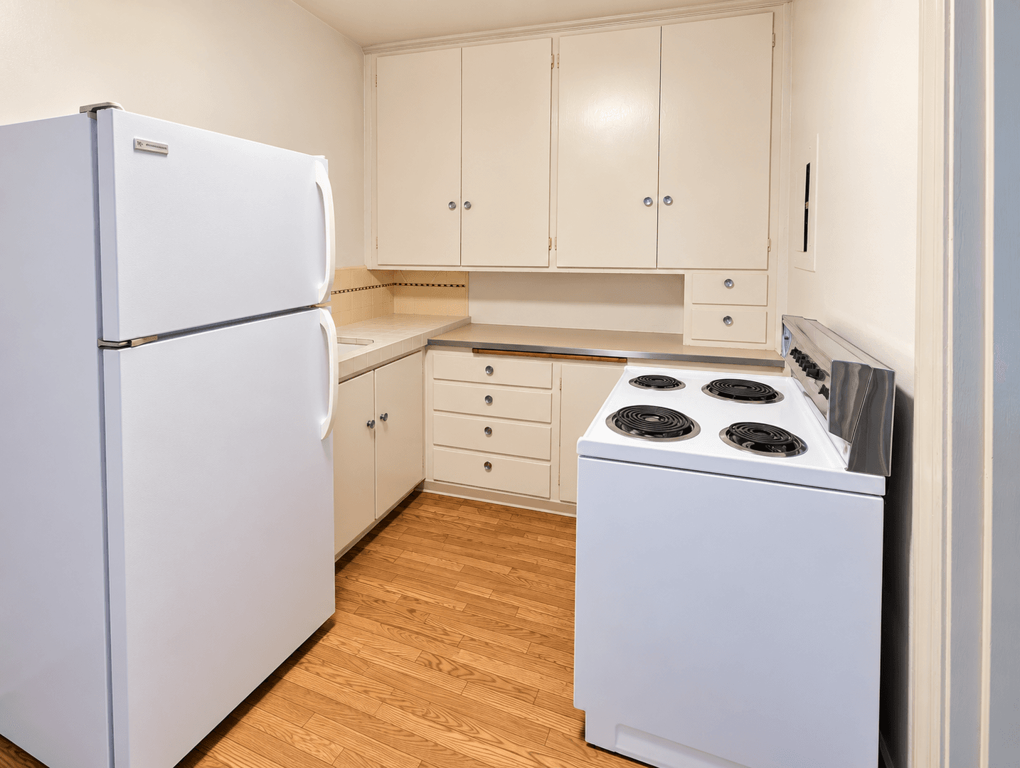 Everett Apartment: 2628 Hoyt Ave