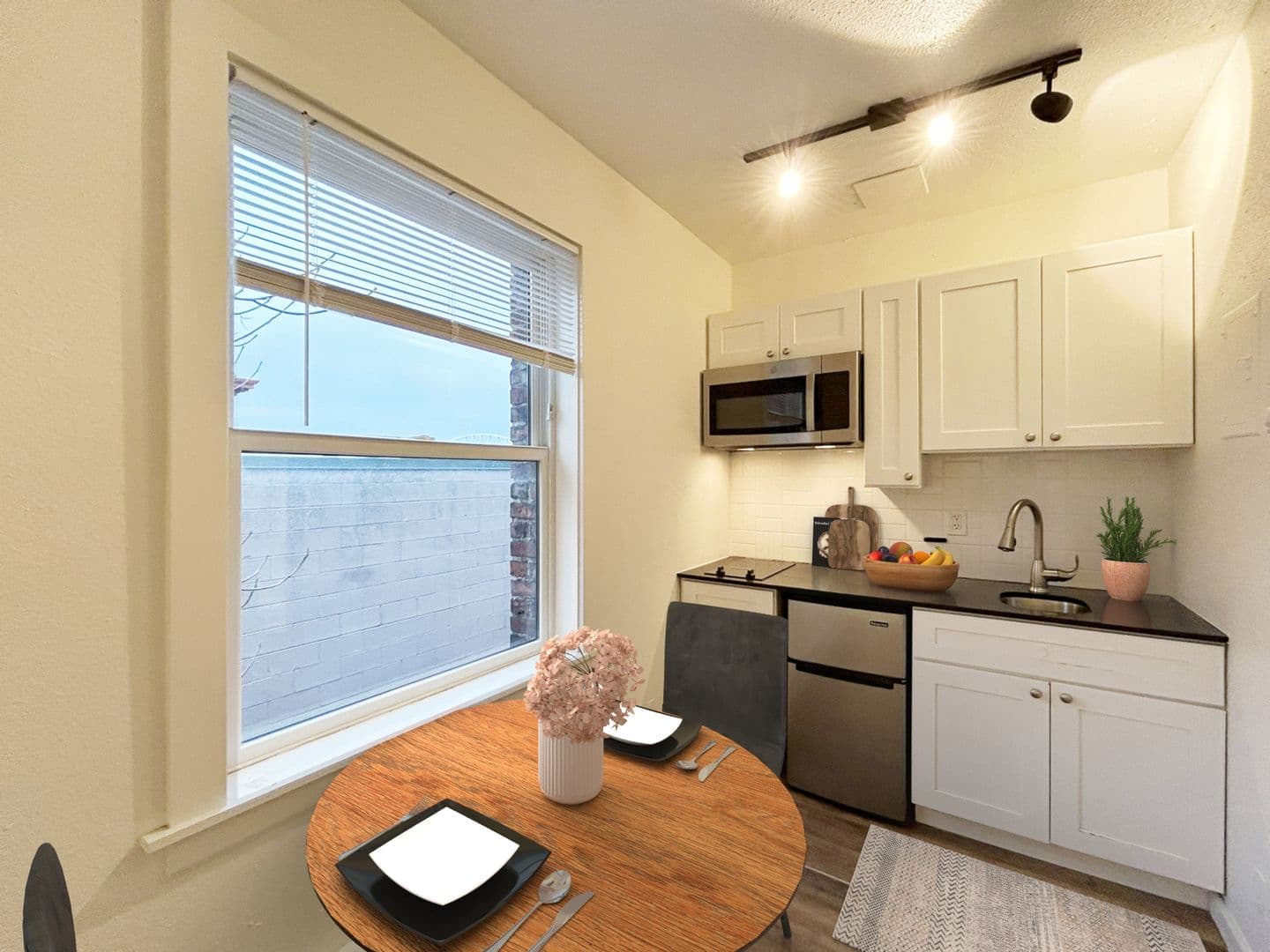 Seattle Apartment: 315 Maynard Ave S