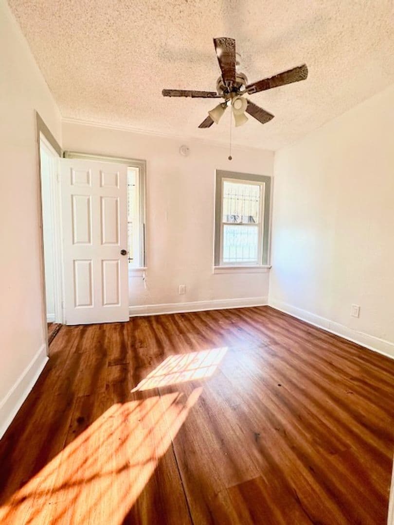 Los Angeles Apartment: 1952 W. 39th St