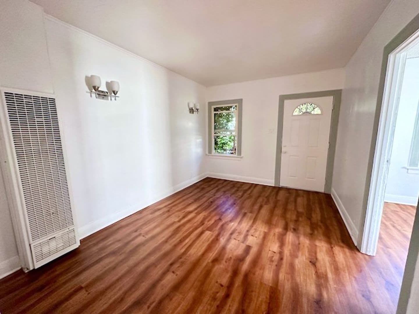 Los Angeles Apartment: 1952 W. 39th St