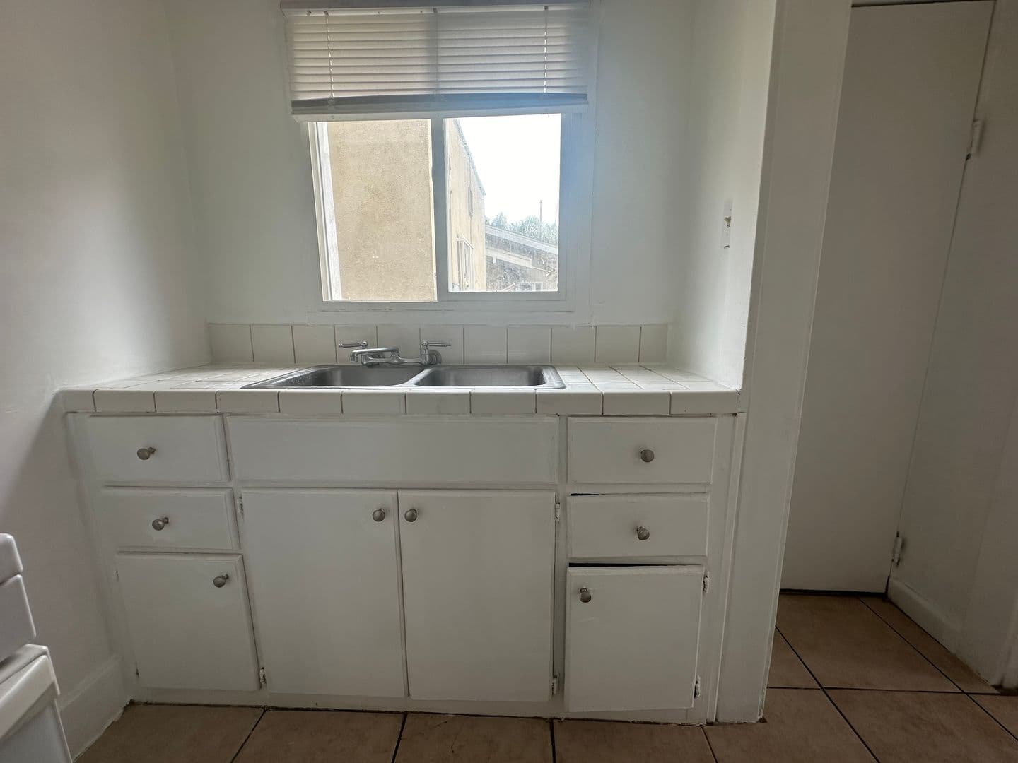 Long Beach Apartment: 817 Magnolia Ave